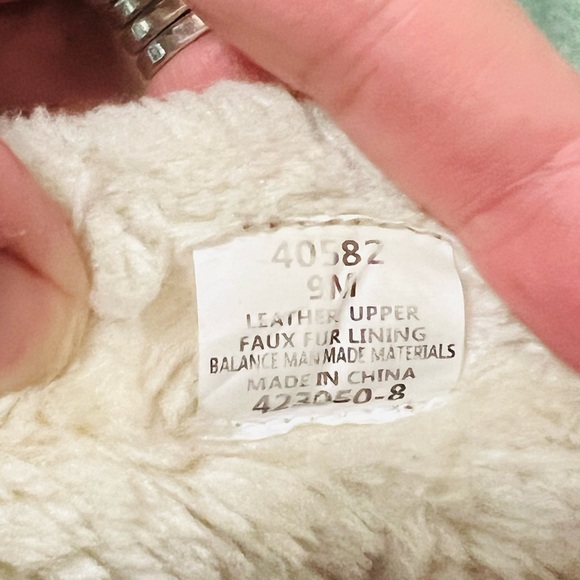 Minnetonka Tan and Cream Shearling Slippers size 9 - Picture 7 of 8